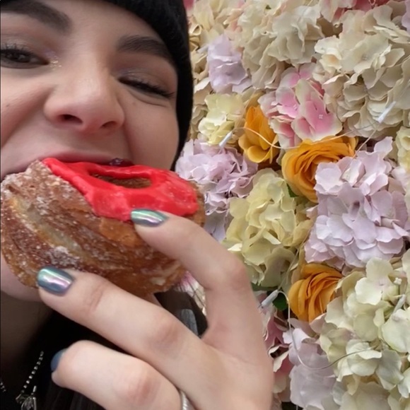 MEET YOUR SELLER ♡ - Picture 6 of 9